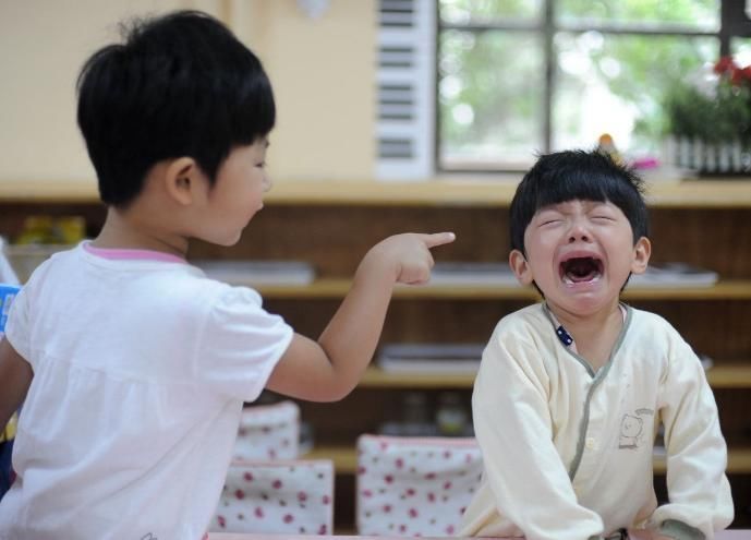 幼儿园|娃在幼儿园遭受软暴力，3种明显表现老师不会说，但家长要懂