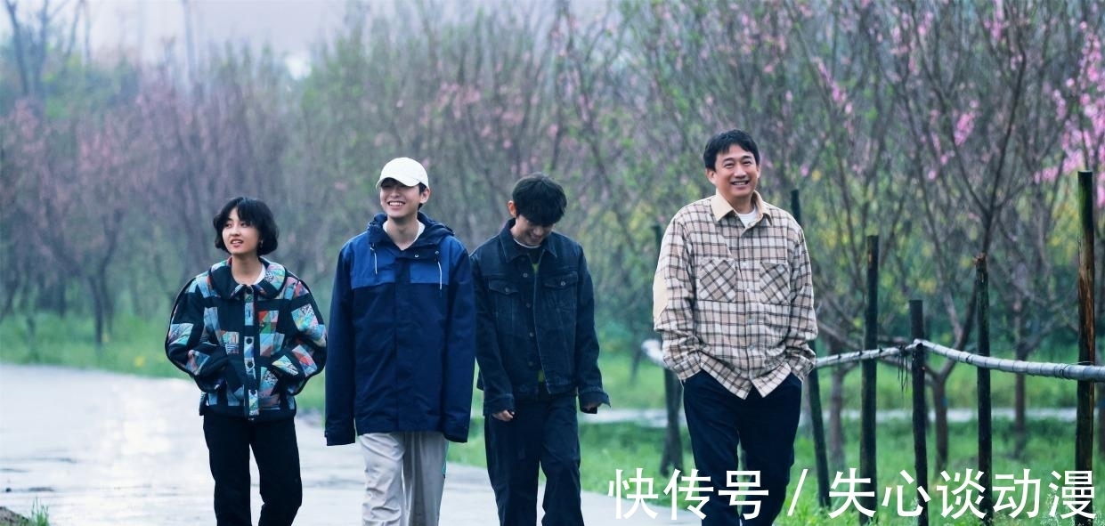 张子枫|蘑菇屋嘉宾吃饭太拥挤，张子枫下意识的高级素养，是装不出来的