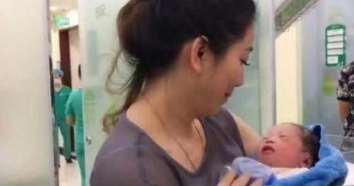 外孙|最美外婆产房外走红,风头盖过婴儿,外婆:看我不如看我外孙