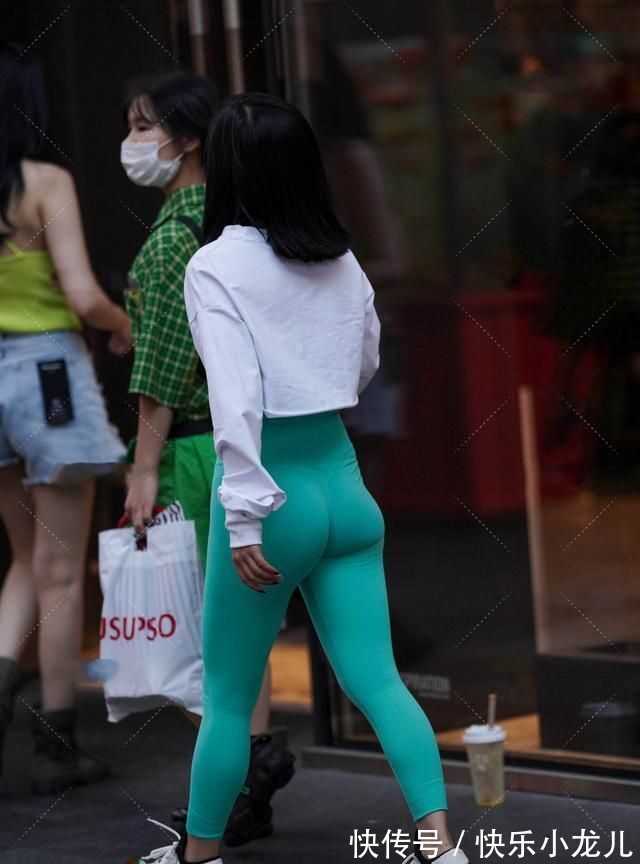 小姐姐 短款运动两件套搭配绿色瑜伽裤,清新自然,小姐姐时尚感爆棚
