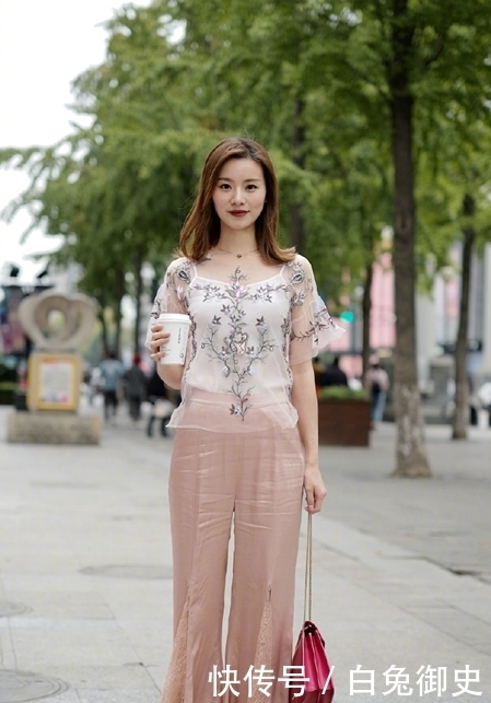 妩媚|路人街拍:穿着妩媚撩人齿若瓠犀的小姐姐,不失清新不失个性!