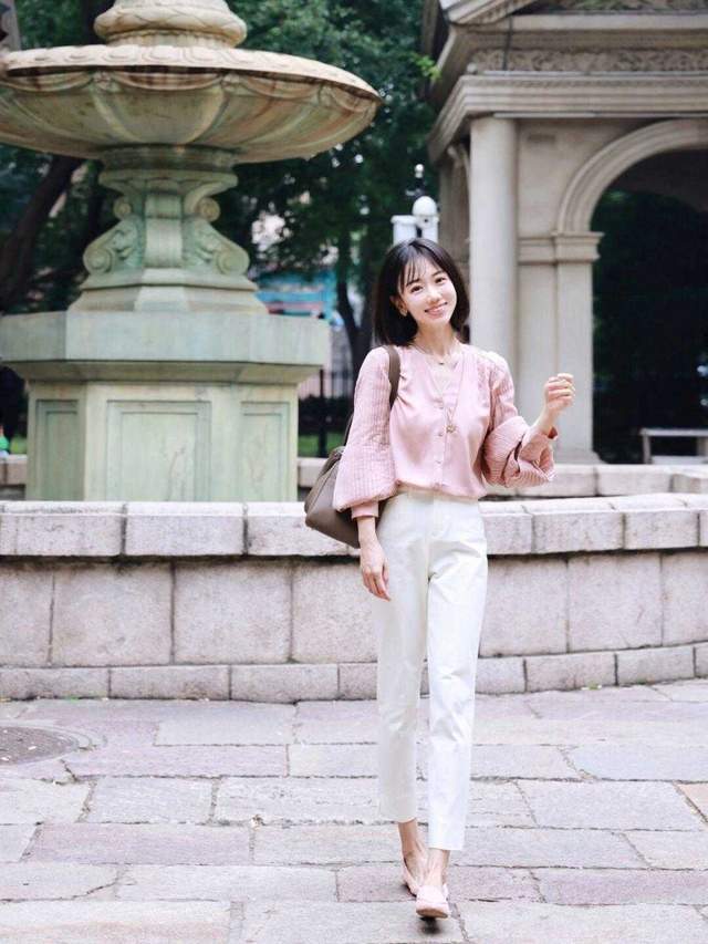 牛仔裤|普通女孩如何穿搭?白色衬衫搭配牛仔裤,也可以很精致又洋气