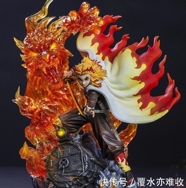 手办|鬼灭之刃炎柱高光手办标价2千,特效值一万,开灯后价值翻倍