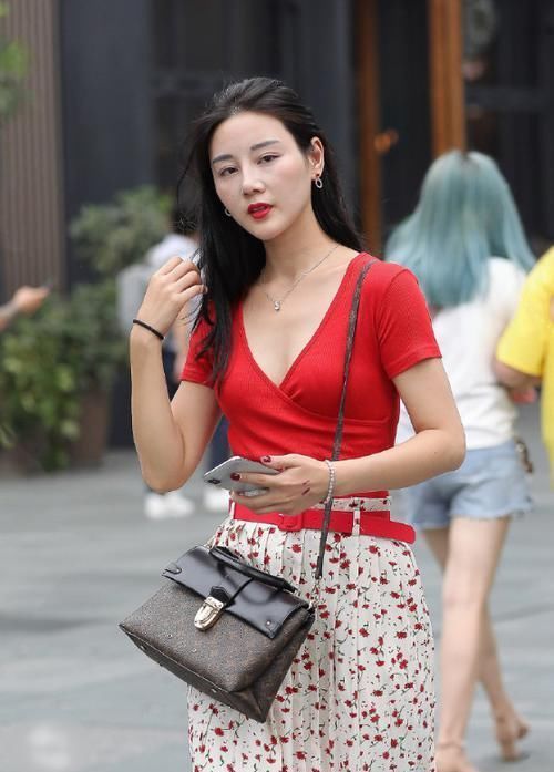 少女|街拍：红衣少女真美丽，朴素装扮难挡她的青春魅力