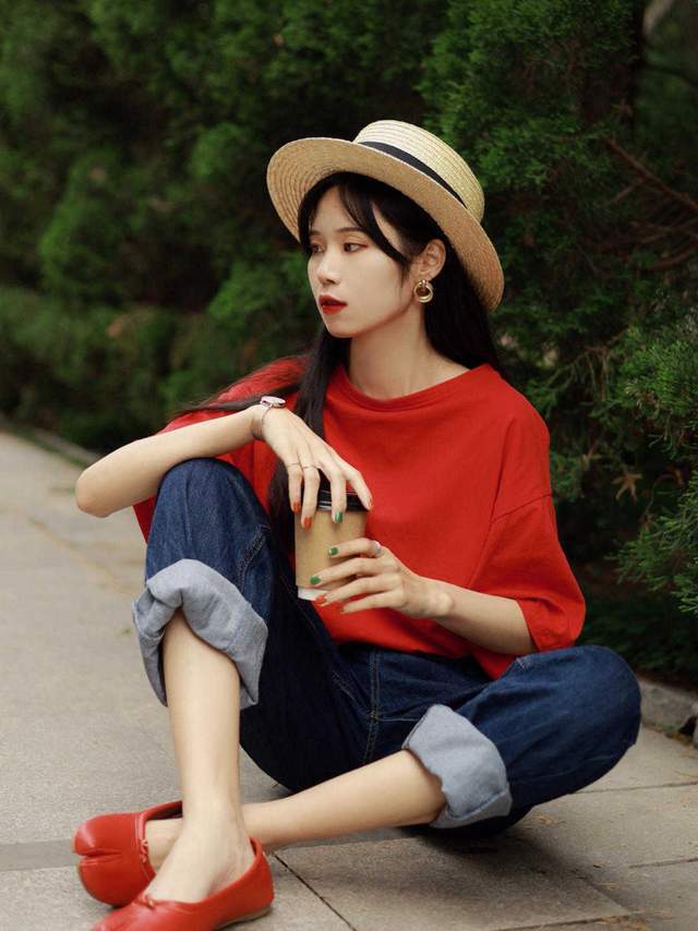 紧身裤|不挑年龄的“红色”T恤,搭配牛仔裤简约又通勤,可甜可咸