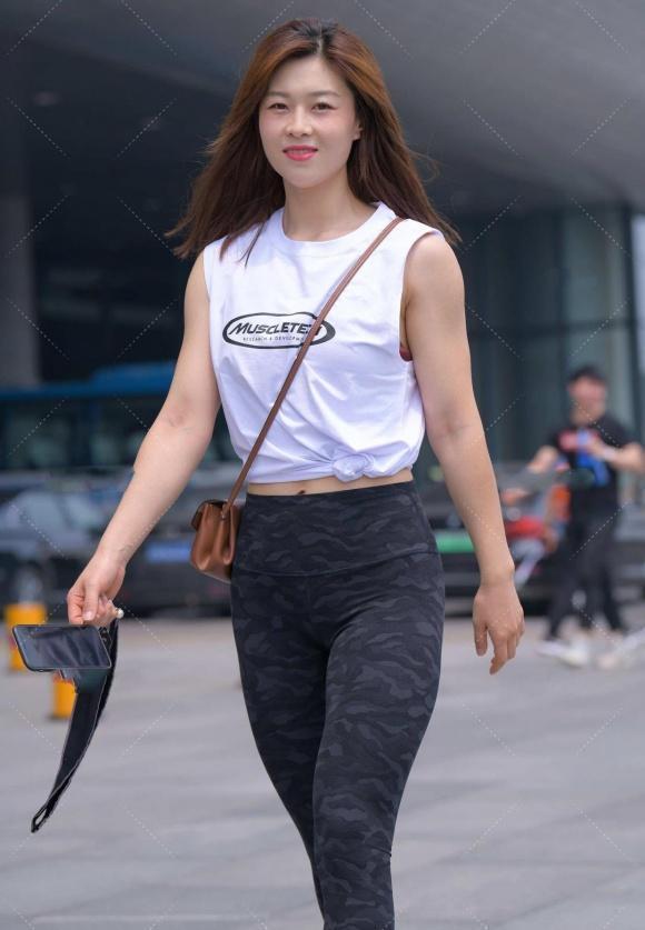 小蛮腰 健美裤配白色无袖衫,显身材有气质,穿出了年轻人简约休闲风