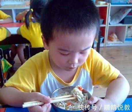 午餐|宝妈“突袭”幼儿园,拍下午餐照直接转学,其他家长看后坐不住了