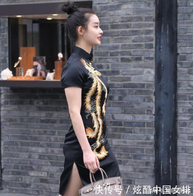 凤袍|精致美女身穿霸气的黑色“凤袍”,独特气质让人惊艳