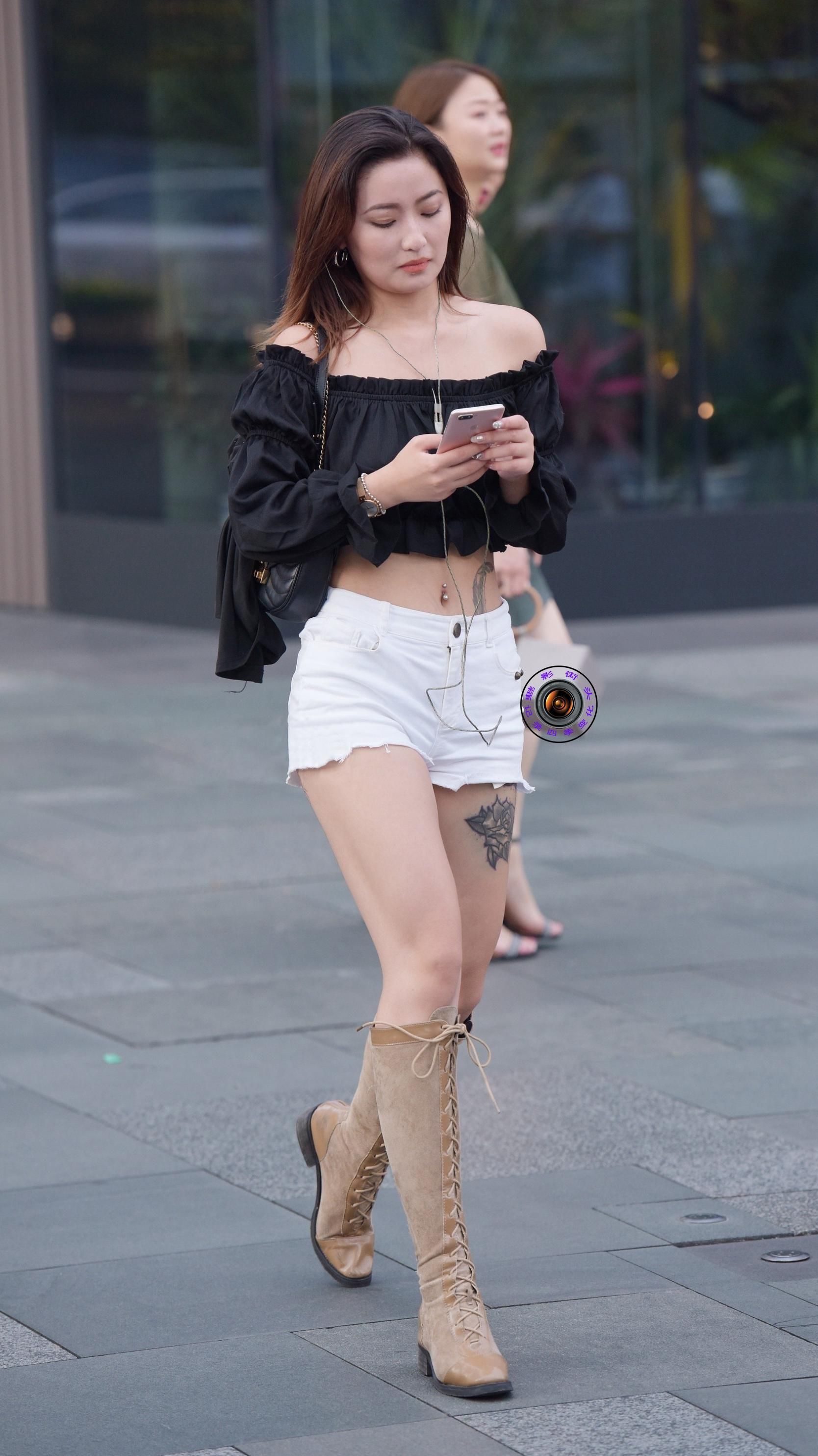 时尚|早秋时节,美女用短裤搭配高筒靴,打造大长腿、时髦又洋气