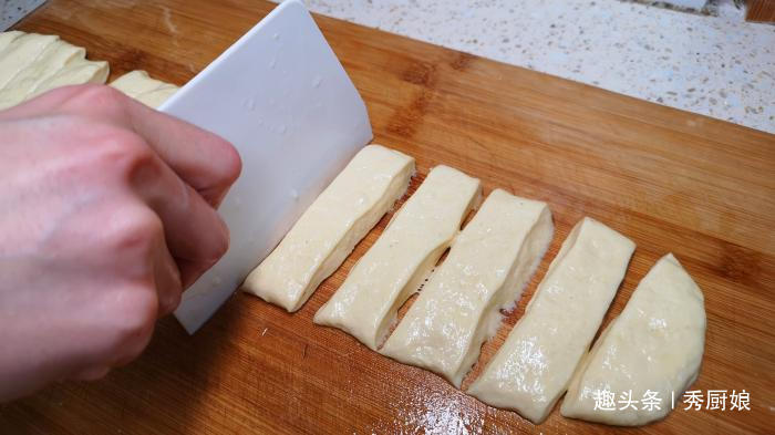 炸油条时,有人加鸡蛋,有人加泡打粉,其实都不对,教你正确做法