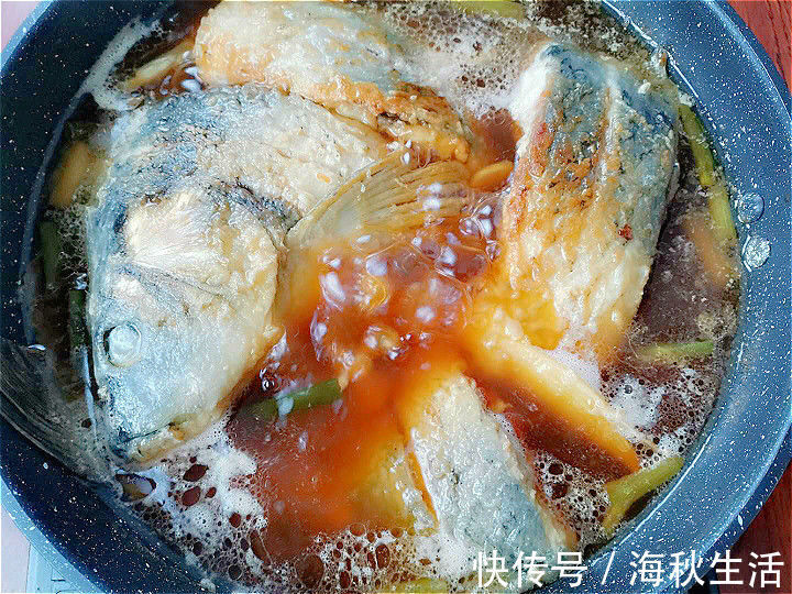 无论炖啥鱼，别再加酒加醋试试这样做，鱼肉更嫩更入味，还不腥