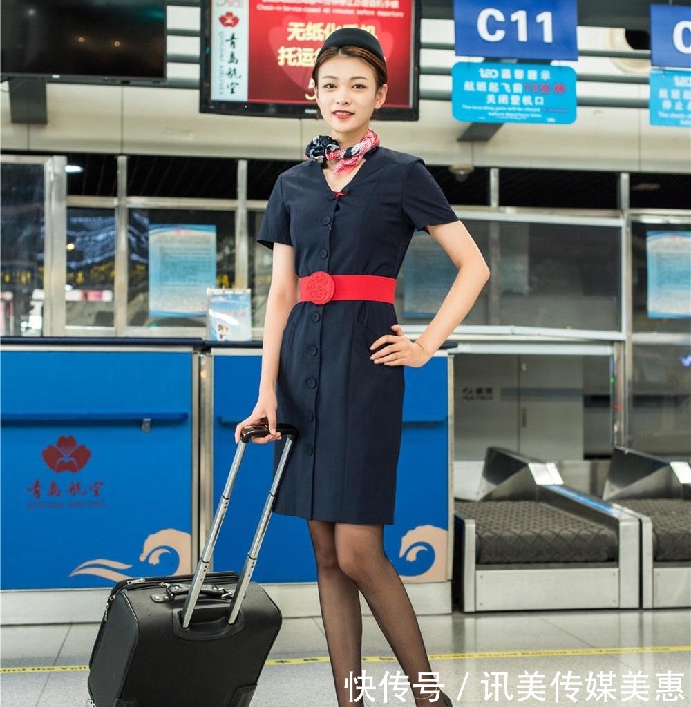 高跟鞋|藏青色的连衣裙,搭配黑色矮跟高跟鞋舒适有型,走起路来轻便优雅