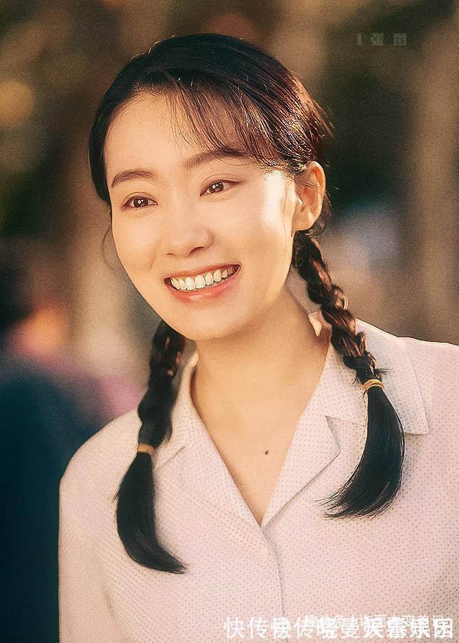 珊瑚色 女人涂口红时,要改掉这3个“坏习惯”,不然再贵口红都掉色沾杯