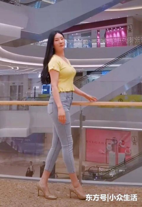 牛仔裤|街拍牛仔裤搭高跟鞋也很美,感觉堪称“象牙腿”