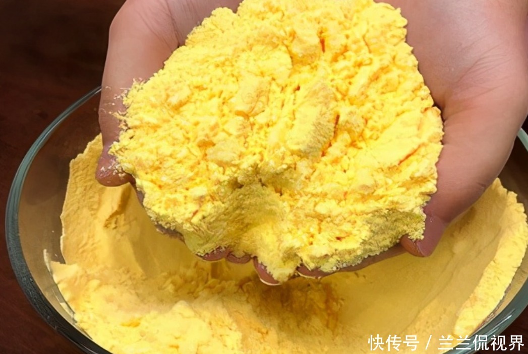把玉米面倒进滚烫开水里，制成小饼，隔三差五吃一次，真香