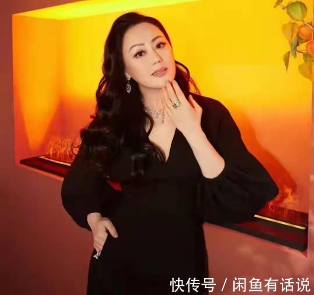 单品|章小蕙才是真名媛，圆润身材穿小黑裙显富态，30克拉鸽子蛋太闪耀