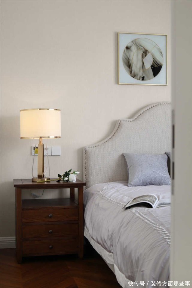 三居室|99平现代风三居室,客厅金色的应用无处不在彰显着主人的精致