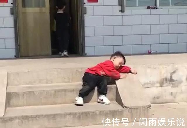 我妈|抖音“接地气宝宝”火了,在地上摩擦:我妈已经3天没打我了