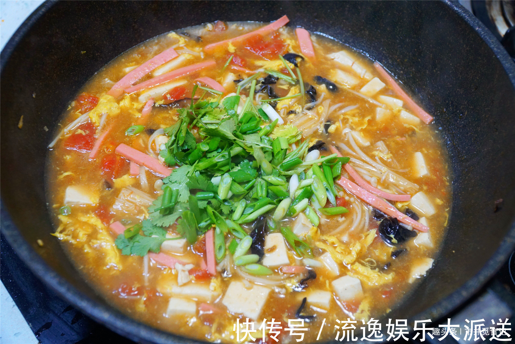 豆腐做的酸辣汤,冬天多煮给家人喝,酸辣鲜香,1碗喝完直冒汗