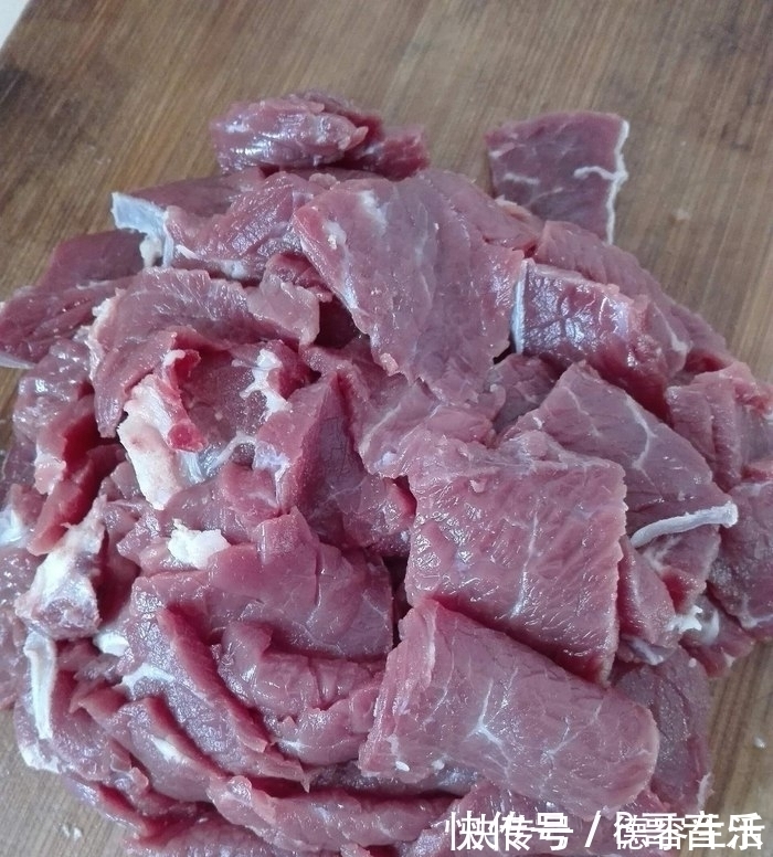 老妈炒的牛肉是一绝,吃过的都说特别嫩,全因为多了这个步骤!