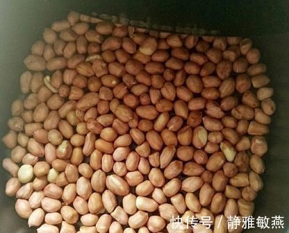 炸完花生米，直接撒盐就错了老师傅只用这一招，放多久都香脆