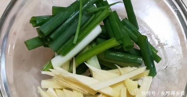 炸小鱼时，牢记3个小技巧，小鱼不破皮不粘锅，酥香好吃无腥味