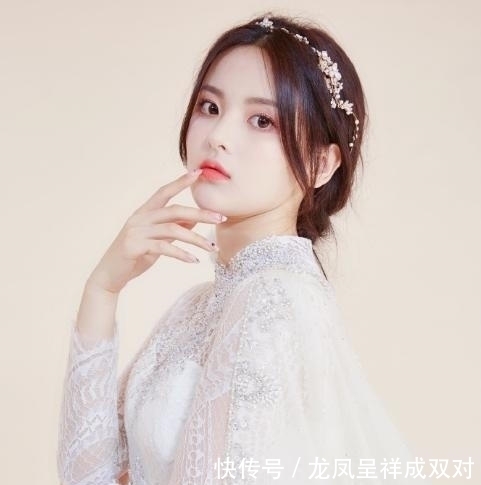 四个字|杨超越更微博置顶,短短四个字疑似告白,得知对方是谁:没粉错人