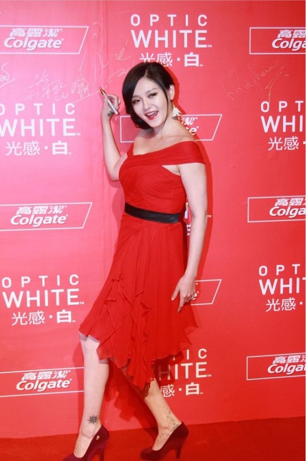 肩部|小S身材真好, 穿修身小红裙秀身材, 酒红高跟鞋是亮点