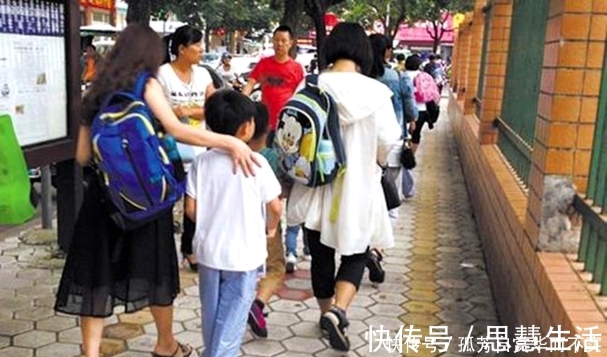 晓梅|老师称 “父母帮孩子背书包”是溺爱,遭家长反驳:你来背背看