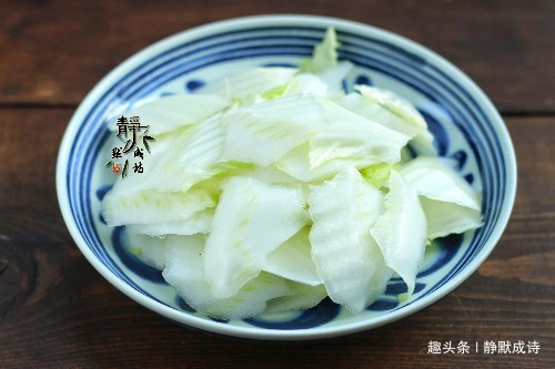 白菜帮不要扔，教你开胃做法，爽口下饭，比肉都招人待见