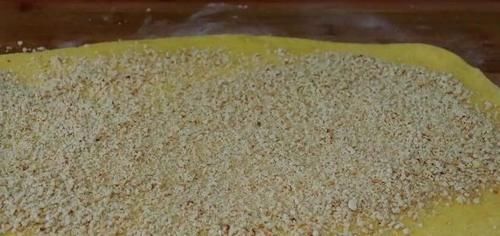  花生米别油炸了，教你1个健康吃法，加一碗玉米面，出锅就抢光