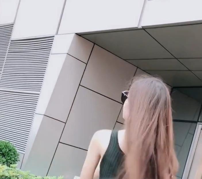 美女一袭绿色长裙，优雅知性！