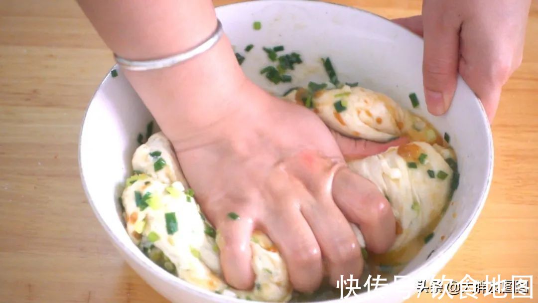 葱油饼这样做才香!这个方子值得收藏,厨艺不好也能成功