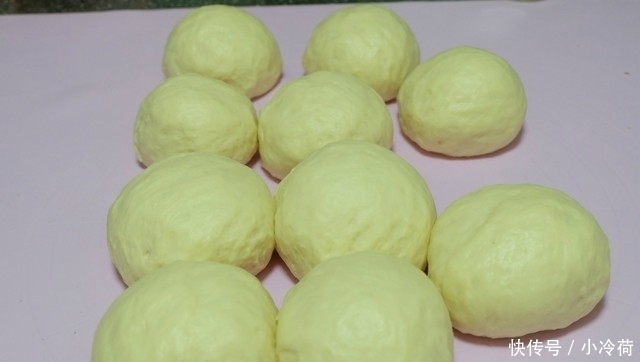 自制面包乐趣多,加上炼乳和葡萄干,又香又软味道赞,做法分享