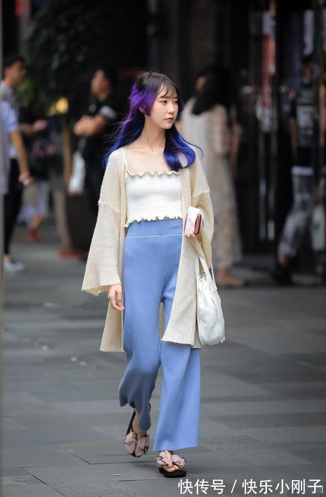 路人|路人街拍，小姐姐这一身穿搭，非常的清新靓丽，宛如漫画中的女孩