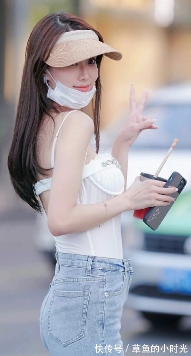 真丝 白色丝质吊带上衣搭配修身牛仔裤,散发时尚与魅力,高级感满满