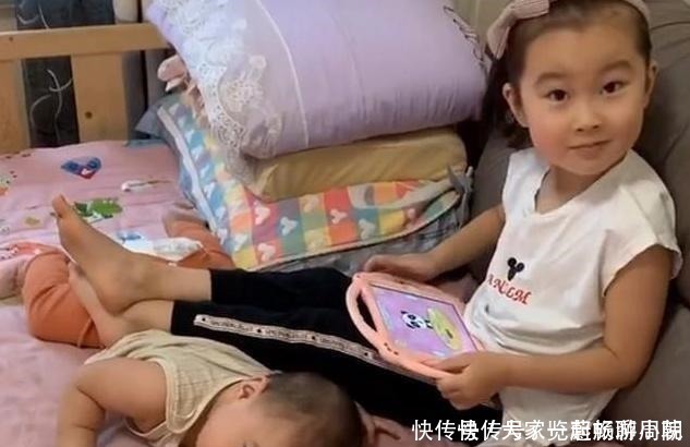 弟弟妹妹|弟弟想和姐姐一起玩,坐在房门口等姐姐醒,这姐弟俩相处得太好了