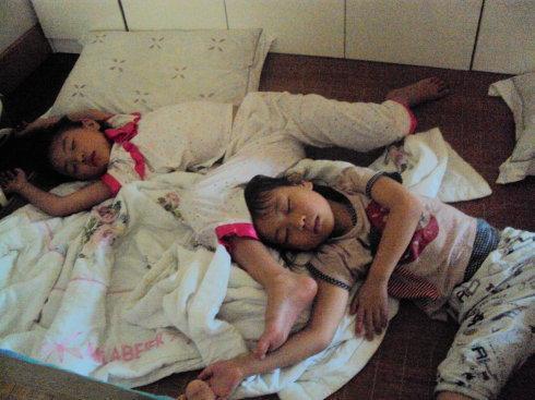 小宝|一家四口的“睡姿”让人捧腹,网友:这孩子怕不是充话费送的?