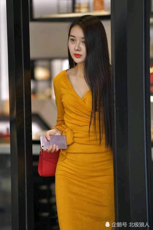 街拍，气质如画的靓丽佳人，唯美穿搭引领时尚潮流，展现最美好的一面