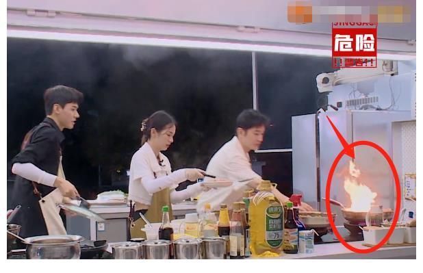 千万不能让黄晓明下厨,厨房都差点燃起来了,吓坏了周也!
