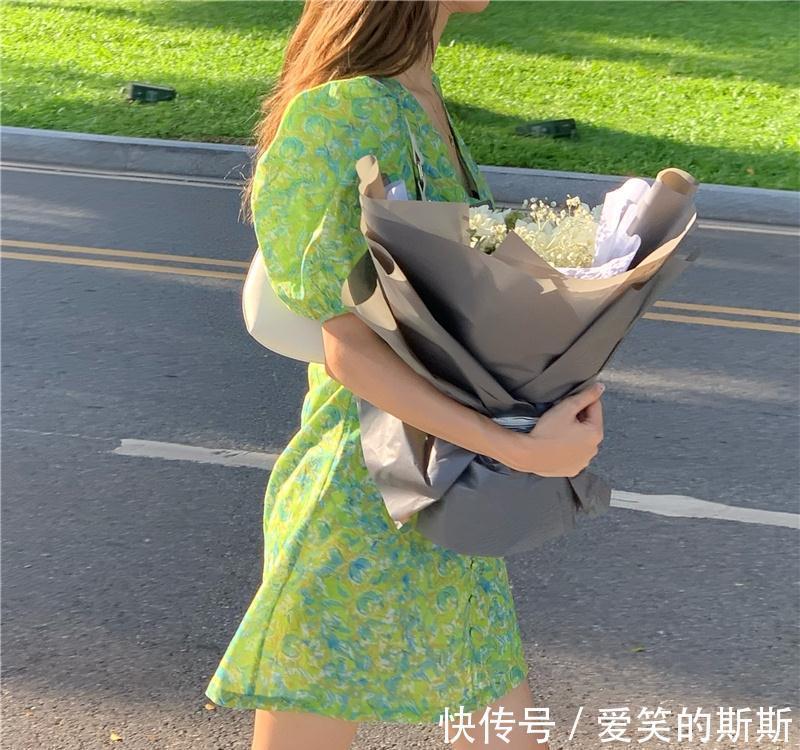 绿色|泡泡袖连衣裙,绿色碎花V领