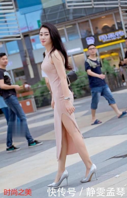 街拍美女一件开叉连衣裙,动人又时尚,尽显贵妇风范
