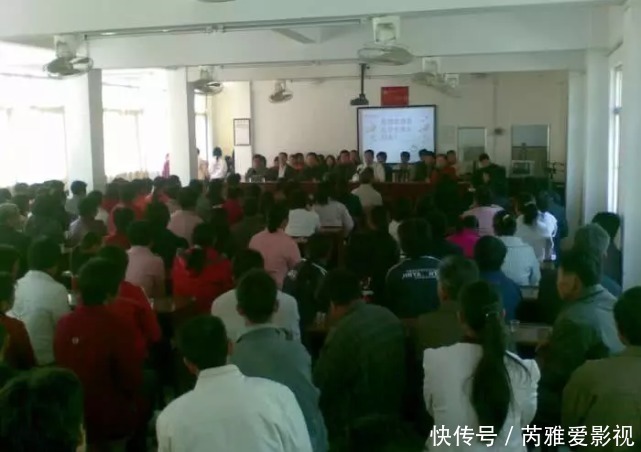 家长会|初中生开家长会,一位家长坐下后心情复杂,网友:这VIP位置