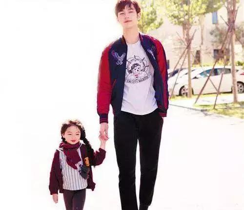 因长得可爱被家人当作“摇钱树”的她,4岁爆红,7岁巨星范十足