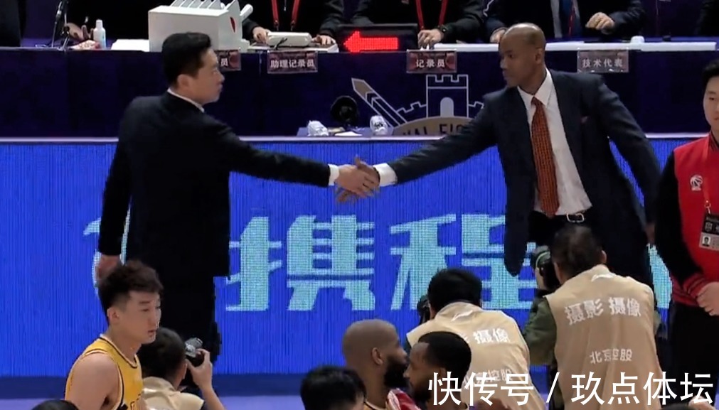 球员|李春江对喷马布里吃T!双方球员爆发口角冲突,比赛结束仍对喷
