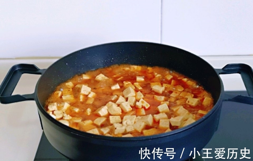 豆腐|豆腐这样吃,鲜嫩可口还下饭,不到2块钱,就能做一大盘