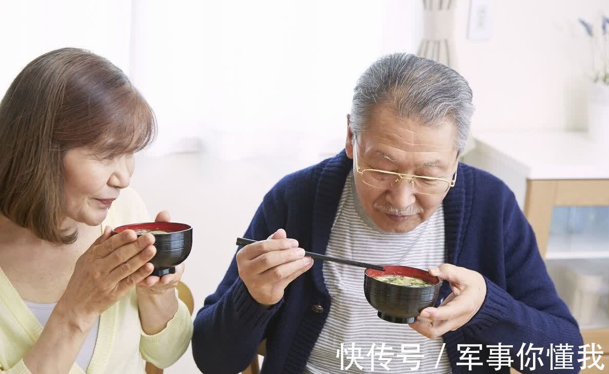 老两口|为什么奉劝老年人不要去跳交谊舞？62岁阿姨：交谊舞害人不浅