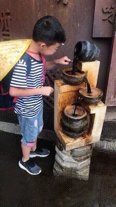 小姐姐 小姑娘这是专门给你量身定做的旗袍吧,看起来果然合适,哈哈!