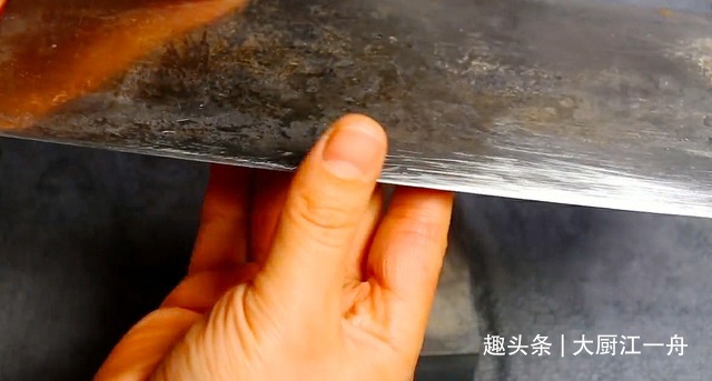 磨刀时，横磨还是竖磨大厨教你正确做法，旧刀立马变新刀