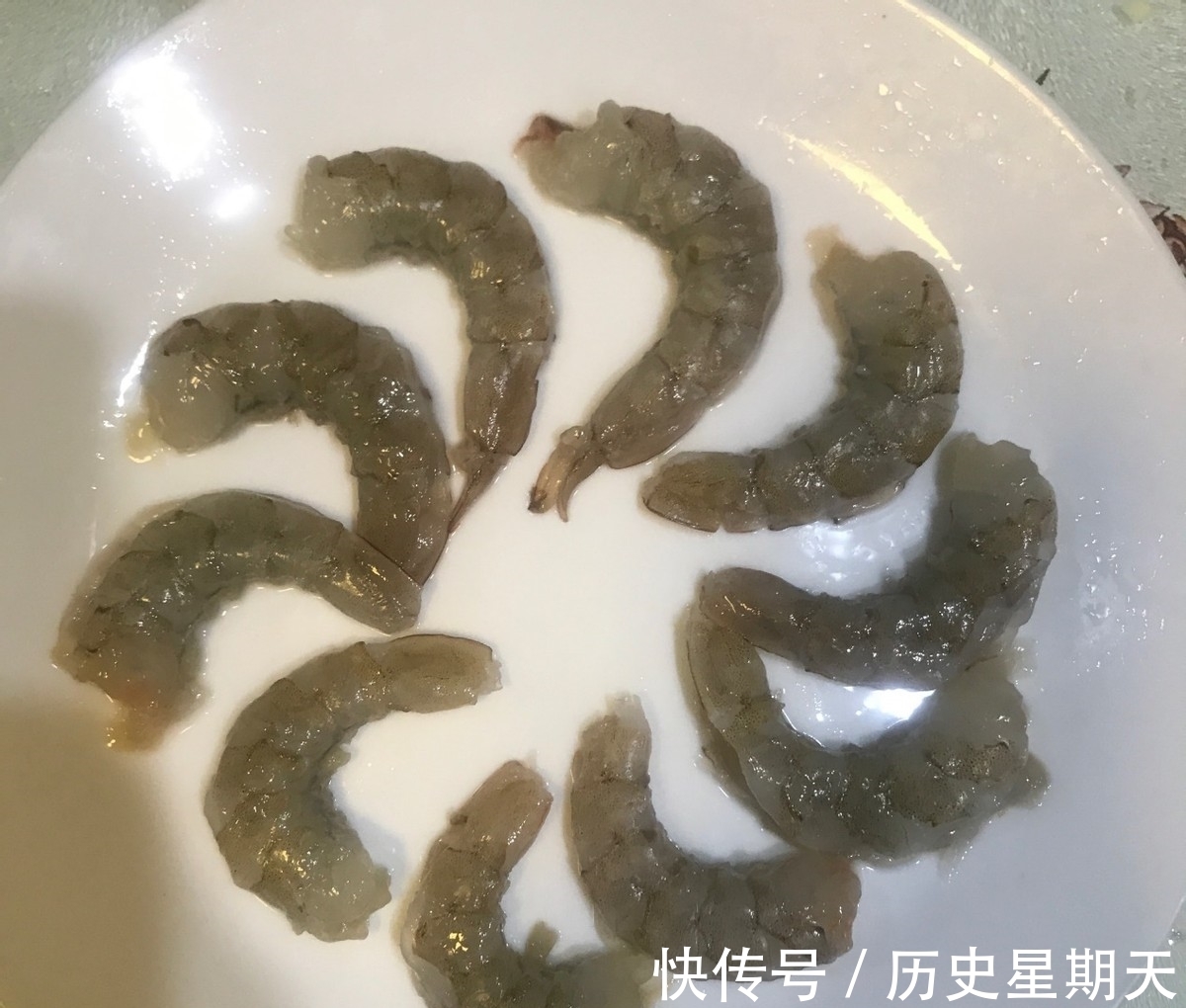 盘子|大虾搭配面包糠，色香味俱全，好吃到舔盘子
